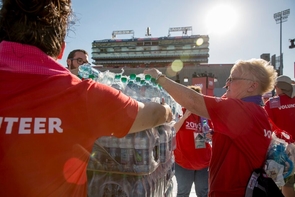 A team of 300 volunteers helps with the UA's Commencement ceremony. (Photo: John de Dios/UANews) A team of 300 volunteers helps with the UA's Commencement ceremony. (Photo: John de Dios/UANews)