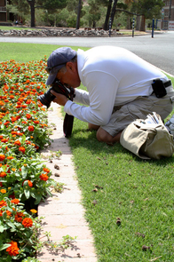 Fred Araiza, a photographer at the Arizona Daily Star, demonstrates for students the importance of getting close to a subject. High school students from across Arizona are attending a 10-day diversity workshop sponsored by the UA School of Journalism. (Photo credit: Iman Hamdan, UA School of Journalism) Fred Araiza, a photographer at the Arizona Daily Star, demonstrates for students the importance of getting close to a subject. High school students from across Arizona are attending a 10-day diversity workshop sponsored by the UA School of Journalism. (Photo credit: Iman Hamdan, UA School of Journalism)