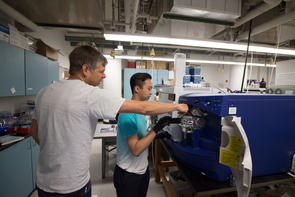 man helps young man use equipment in a scientific laboratory UA Associate Research Scientist Leif Abrell mentored 2016 KEYS intern Stanley Wong, who is majoring in chemical and environmental engineering at the UA. Wong said, "My KEYS experience opened me up to new opportunities, new ideas and new friends that I would never have had without this program. It was my first time conducting research, and it was a really fun experience. Two years later, I still work in the lab I interned in.” (Photo: Robert Meares)