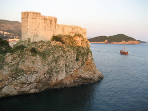 This old fortress in Dubrovnik sits on top of an ancient thrust fault, visible in the photo. The newly discovered active thrust fault lies not far offshore. (Richard A. Bennett)
This old fortress in Dubrovnik sits on top of an ancient thrust fault, visible in the photo. The newly discovered active thrust fault lies not far offshore. (Richard A. Bennett)