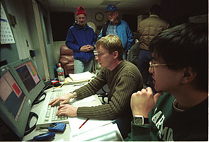 UA astronomers Phil Hinz centers his target star in the science camera just before the observing team turns on the new adaptive optics system at the MMT telescope. (Photo: Lori Stiles) UA astronomers Phil Hinz centers his target star in the science camera just before the observing team turns on the new adaptive optics system at the MMT telescope. (Photo: Lori Stiles)