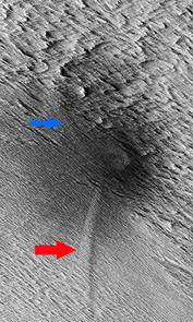 (Click image to enlarge) HiRISE image of the study area showing the central crater with two dagger-like features extending at an angle (red and blue arrows). Called scimitars, these features most likely resulted from shockwave interference just before impact. (Image: NASA/JPL-Caltech/The University of Arizona) (Click image to enlarge) HiRISE image of the study area showing the central crater with two dagger-like features extending at an angle (red and blue arrows). Called scimitars, these features most likely resulted from shockwave interference just before impact. (Image: NASA/JPL-Caltech/The University of Arizona)