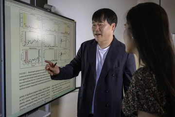 Eungjoo Lee pointing to a screen