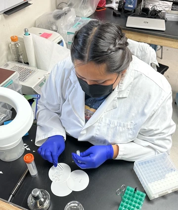 Daelyn Nez working in a science lab
