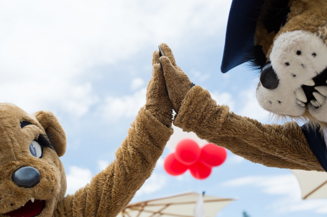 Wilbur and Wilma High-Five Wilbur and Wilma High-Five