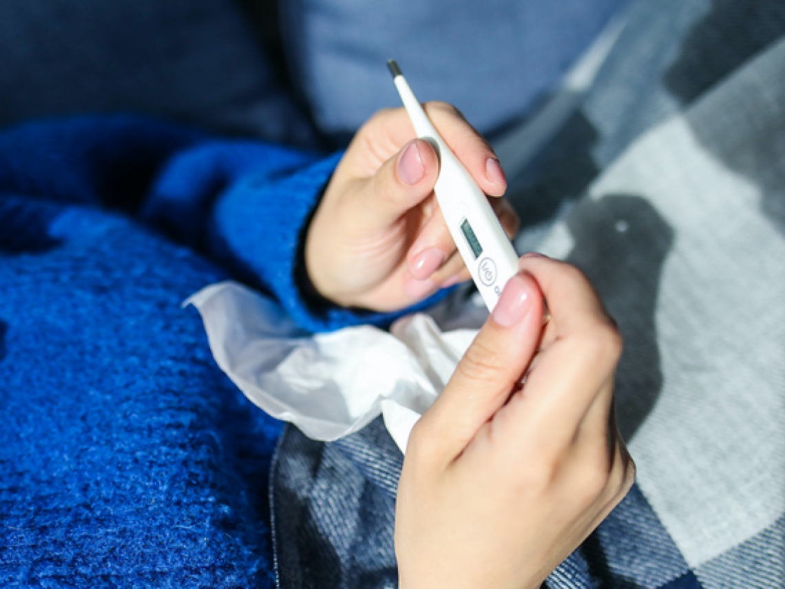 hands holding a thermometer