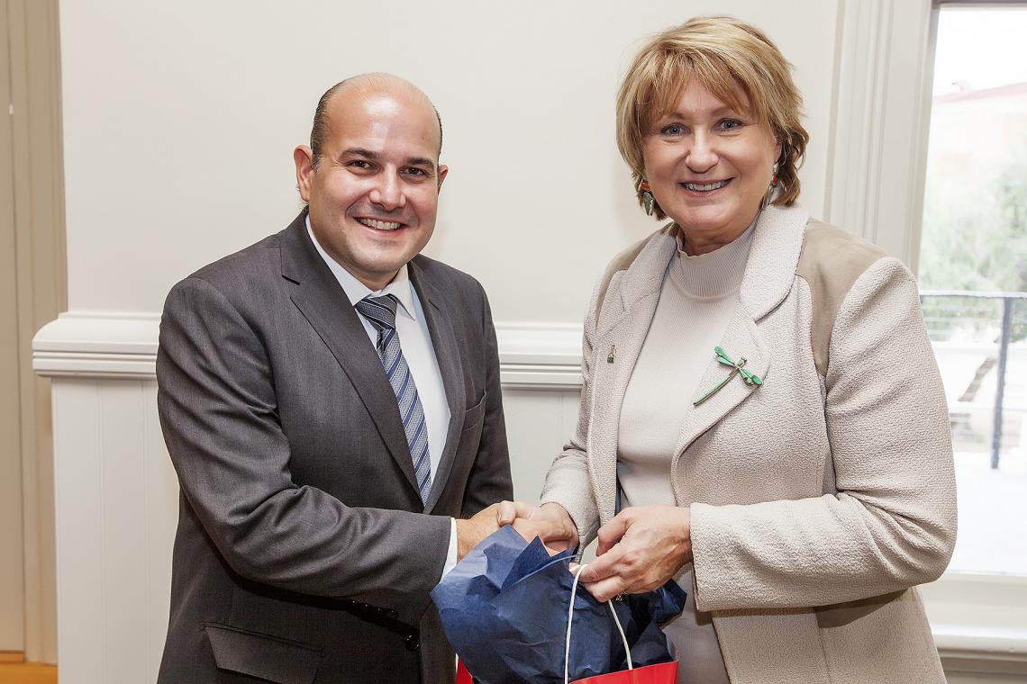 Brazilian mayor Roberto Cláudio Rodrigues Bezerra exchanges gifts with UA President Ann Weaver Hart. Brazilian mayor Roberto Cláudio Rodrigues Bezerra exchanges gifts with UA President Ann Weaver Hart.