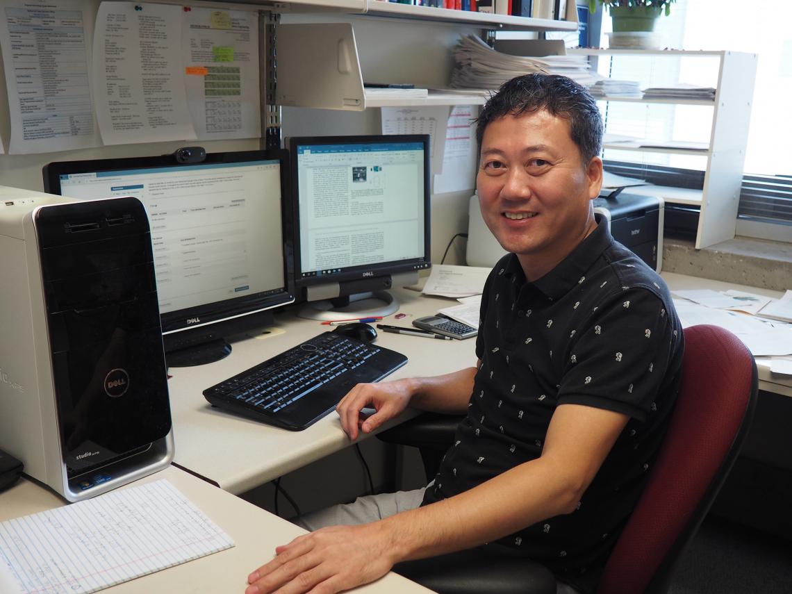A team of University of Arizona researchers led by Jeong-Yeol Yoon has created a simple, portable and inexpensive method for detecting extremely low levels of norovirus. A team of University of Arizona researchers led by Jeong-Yeol Yoon has created a simple, portable and inexpensive method for detecting extremely low levels of norovirus.