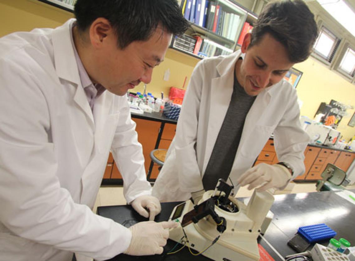 Jeong-Yeol Yoon and Dustin Harshman work on a device that can analyze pathogens in real time. Jeong-Yeol Yoon and Dustin Harshman work on a device that can analyze pathogens in real time.