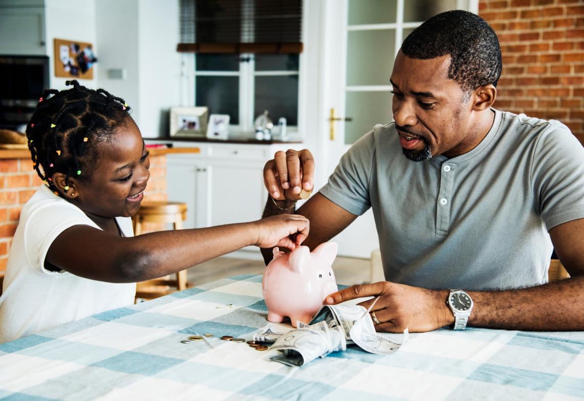 Parents should give their kids hands-on experience with money when they are still monitoring them and when stakes are low, a new study suggests.