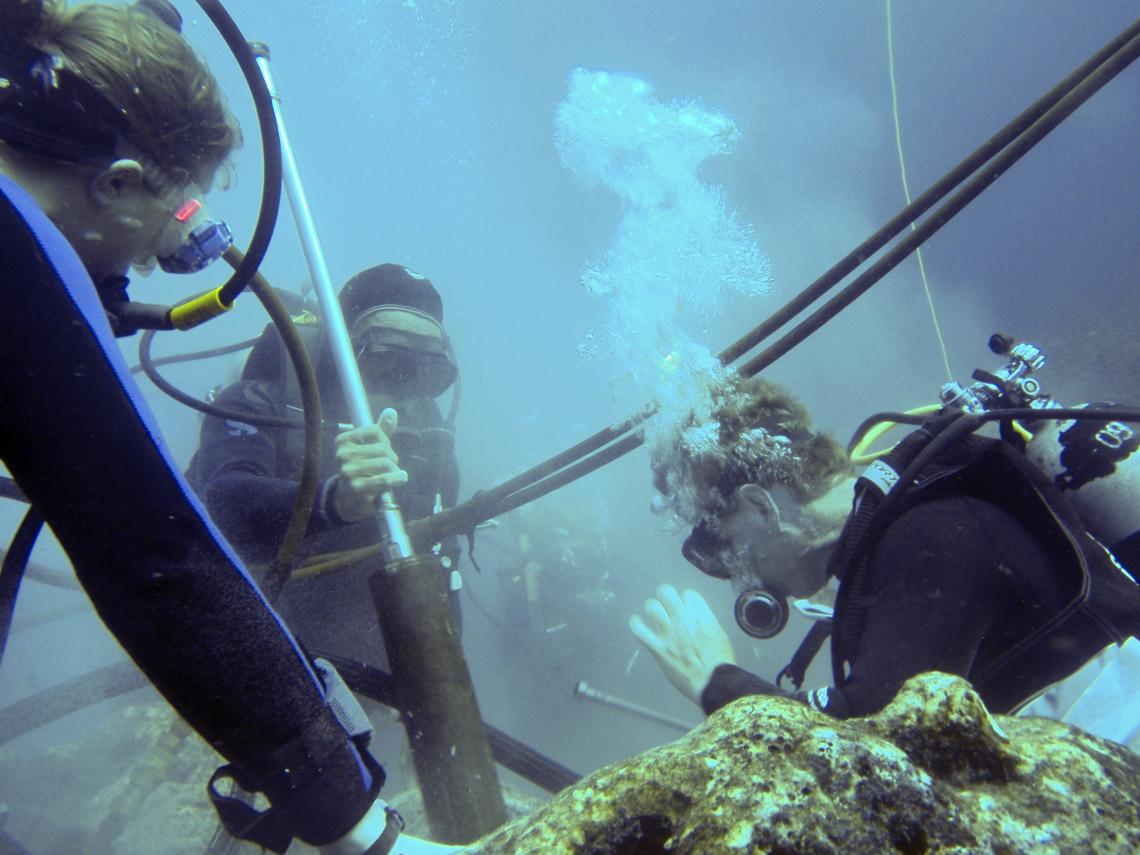 Diane Thompson , Roberto Pépolas and Alexander Tudhope use a vegetable-oil-powered hydraulic drill to take a core from a Porites lobata coral head near Wolf Island in the Galápagos.
Diane Thompson , Roberto Pépolas and Alexander Tudhope use a vegetable-oil-powered hydraulic drill to take a core from a Porites lobata coral head near Wolf Island in the Galápagos.